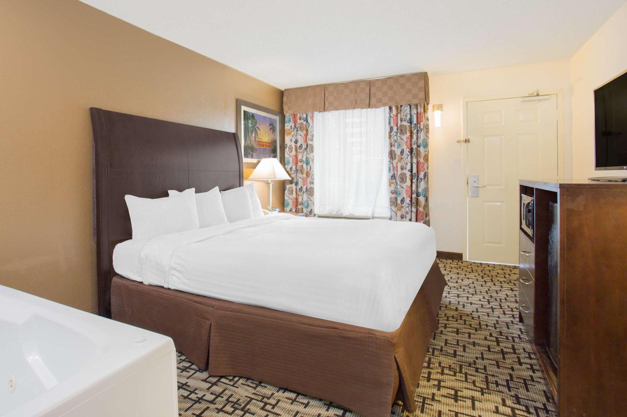 King Suite with Spa Bath - Communication Assistance/Non-Smoking