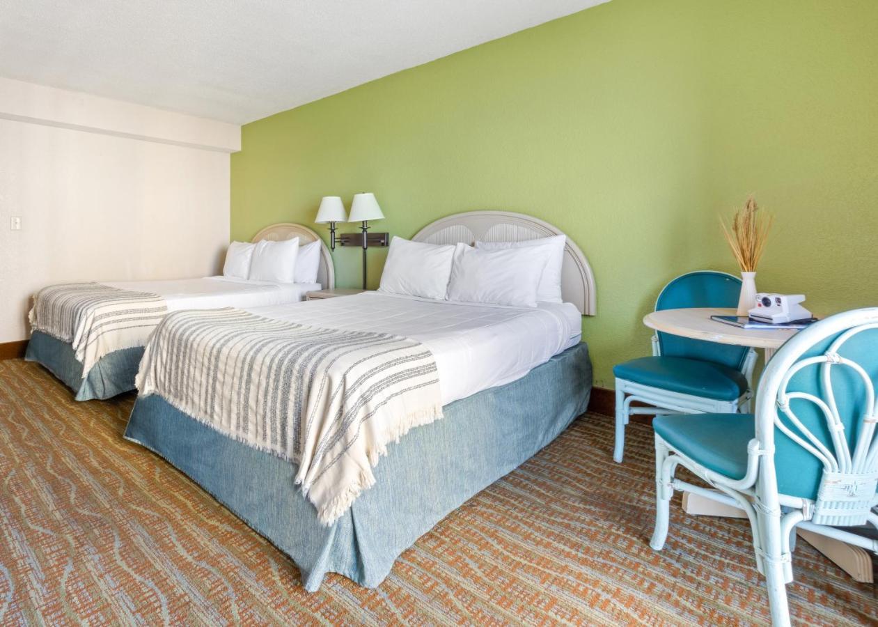 Suite mit Queensize-Bett und seitlichem Blick