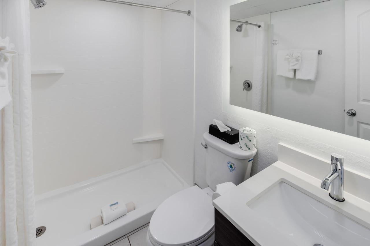 Queen Room Two Queen Beds Partial Ocean View Non-Smoking