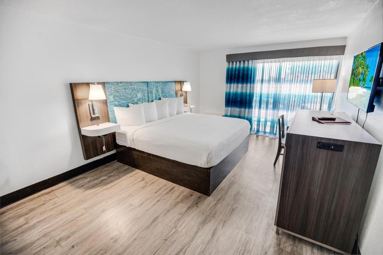 King Room Partial Ocean View Non-Smoking