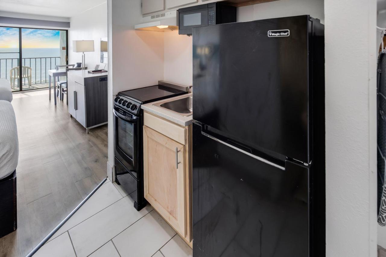 Queen Oceanfront View Room Kitchen Non-Smoking