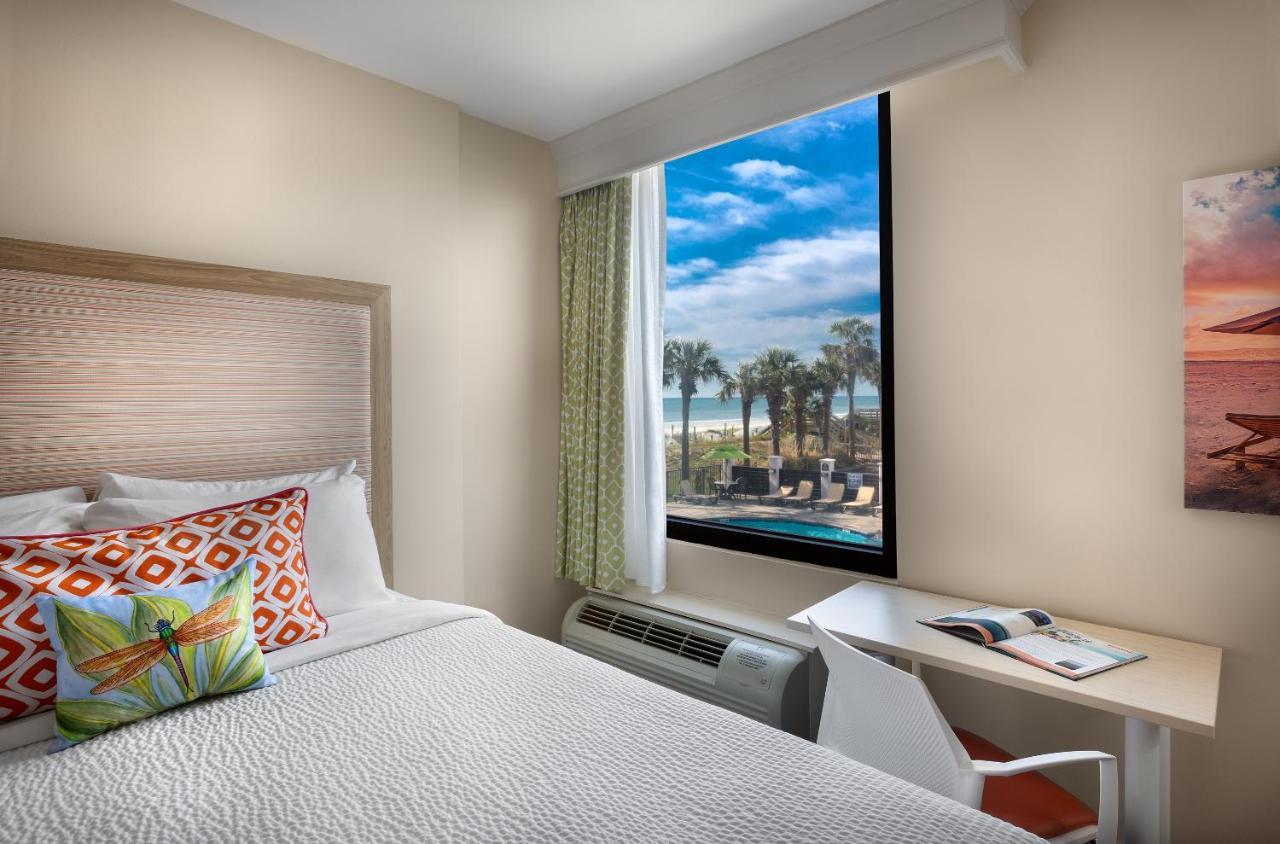 Standard Queen Room Partial Ocean View