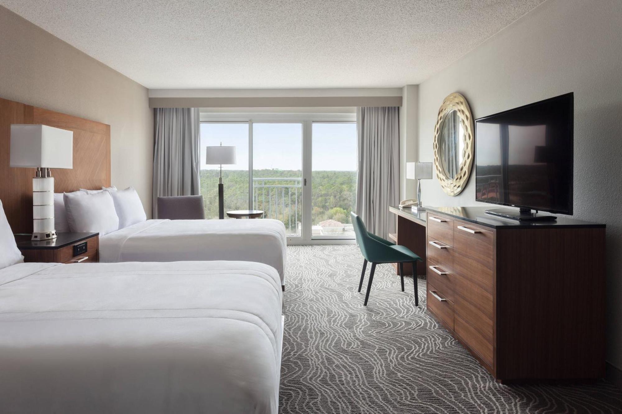 Queen Room with Resort View - Mobility/Hearing Accessible with Roll-In Shower,1554060340:JPEG