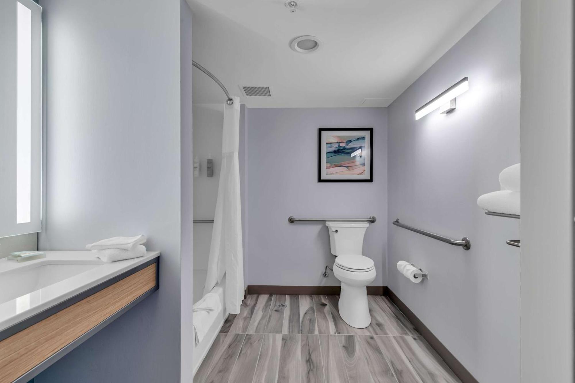 Queen Room Two Queen Beds Accessible Tub Mobility Access