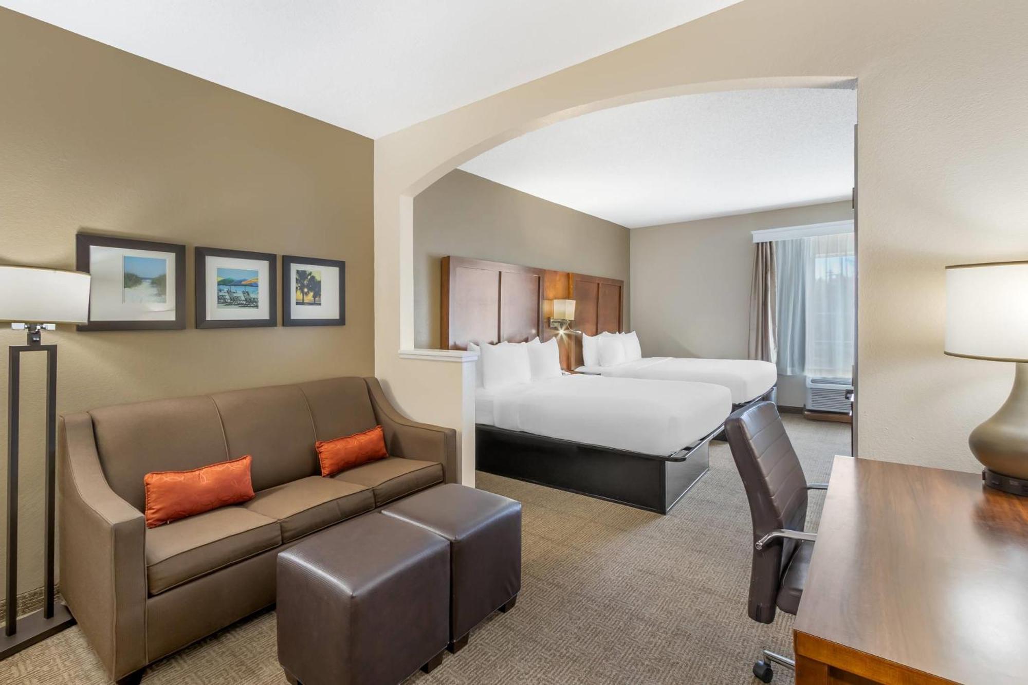 Queen Suite Two Queen Beds Sofa Bed Non-Smoking