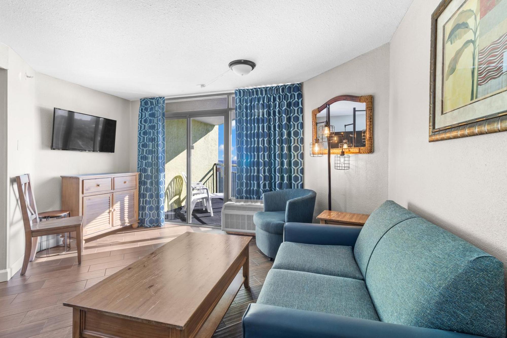 Suite mit Queensize-Bett und seitlichem Meerblick