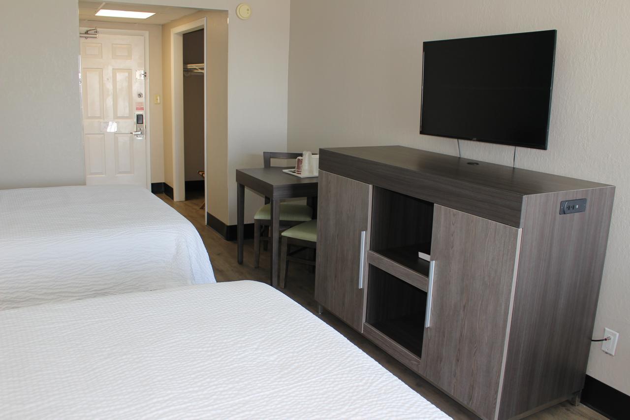Queen Room Two Queen Beds Partial Ocean View Non-Smoking