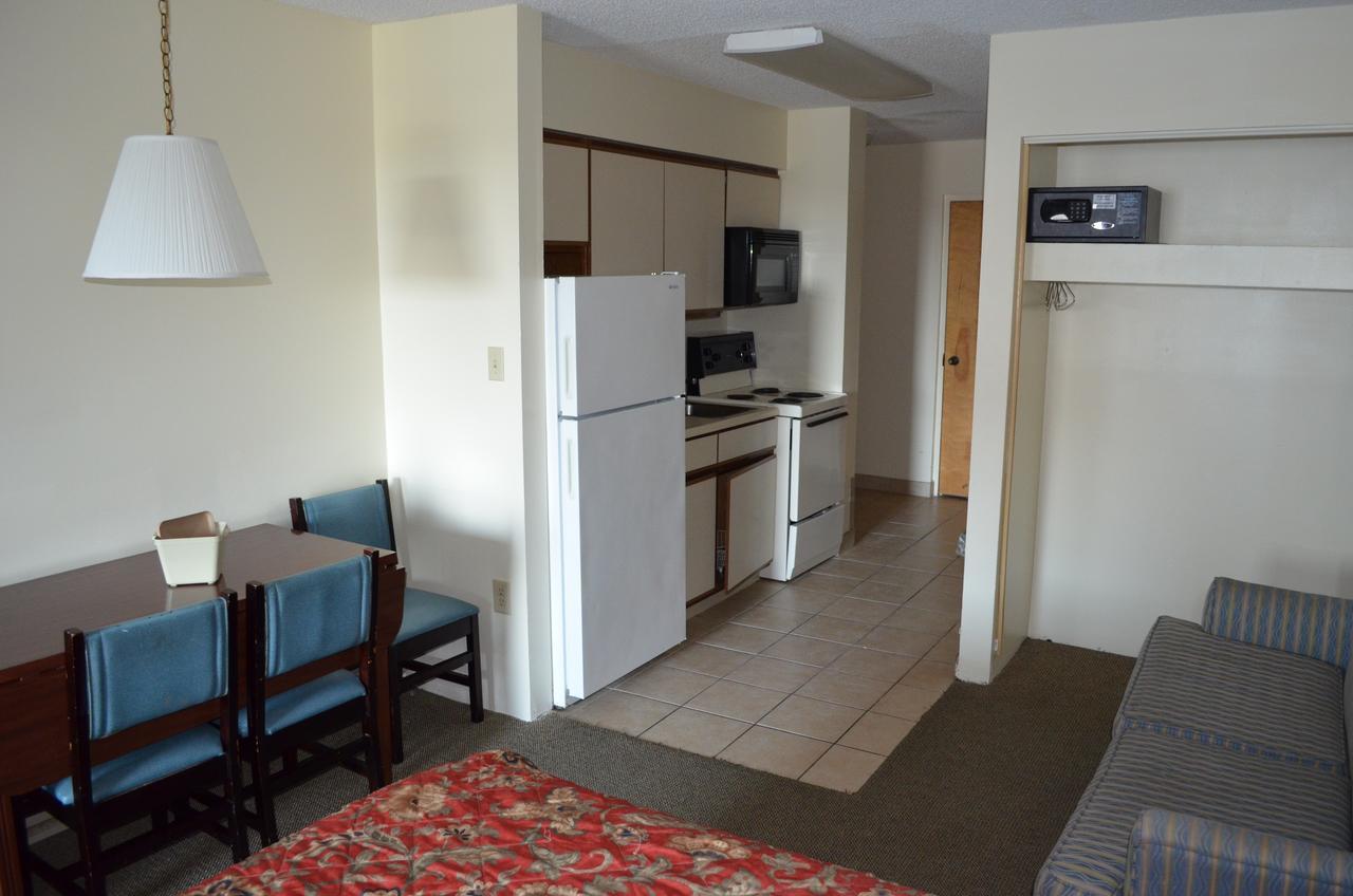 1 Room Side View Efficiency 2 Queen Beds T4