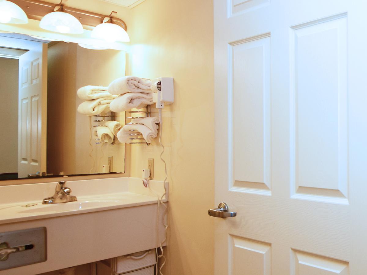 1 Bedroom 1 Bath Oceanfront Condo 2 Queens Sleeper Sofa Wall Bed T22