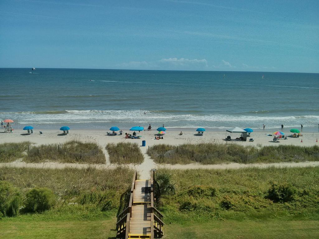 Queen Oceanfront View Room Kitchen Non-Smoking