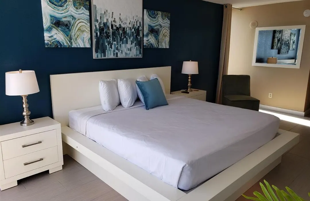 Newly Renovated Beachfront Studio Sun N Sand 1014-1