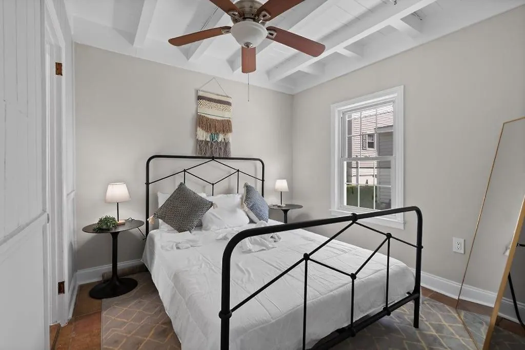 Cozy And Central 2Br Parking 2Min Walk To Beach-1