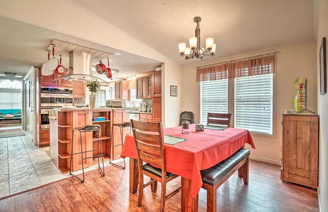 Surfside Beach Home W/ Resort Perks: Walk To Beach-1