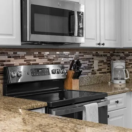 Gorgeous Newly Renovated 2Br 2Ba Villa Near Beach!-2