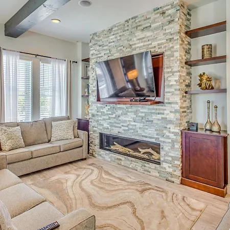 Walk To Ocean: Myrtle Beach House W/ Hot Tub!-3