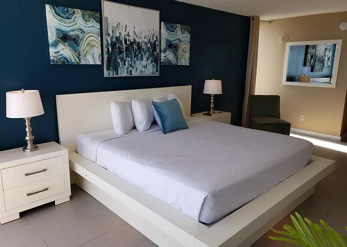 Newly Renovated Beachfront Studio Sun N Sand 1014