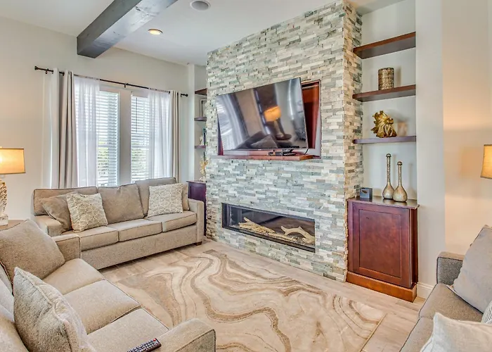 Walk To Ocean: Myrtle Beach House W/ Hot Tub!